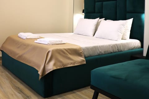 Bed, Bedroom, towels