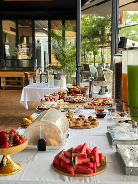 Food and drinks, Food, Breakfast, Continental breakfast, Buffet breakfast