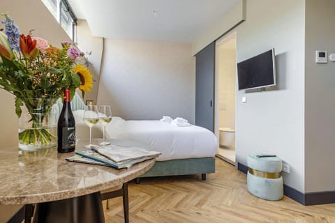 Bed, TV and multimedia, Photo of the whole room, Bedroom