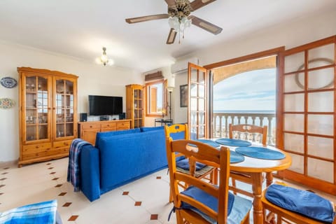 Communal lounge/ TV room, Natural landscape, TV and multimedia, Living room, Seating area, Dining area, Sea view