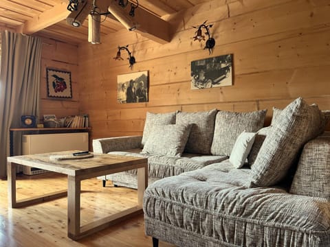 Living room, Seating area, fireplace