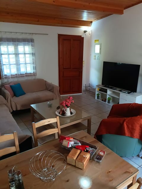 TV and multimedia, Living room, Seating area, Dining area