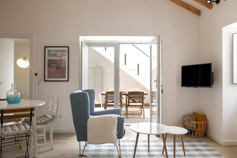 TV and multimedia, Balcony/Terrace, Living room, Seating area, Dining area