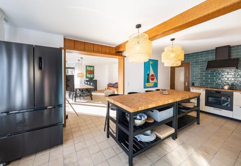 Kitchen or kitchenette, Dining area, stove