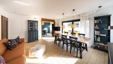 Library, TV and multimedia, Living room, Seating area, Dining area