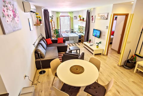 Bed, TV and multimedia, Balcony/Terrace, Living room, Seating area, Dining area, Bedroom
