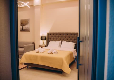 Bed, Photo of the whole room, Decorative detail, Bedroom, towels, wardrobe