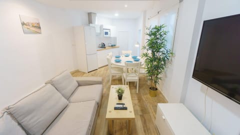 TV and multimedia, Living room, Seating area, Dining area
