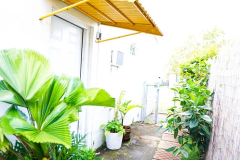 Tropical Cottage in Prime Airport Area Apartment in Miami