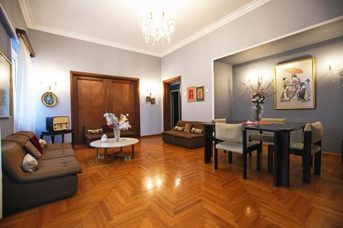 Living room, Seating area, Dining area