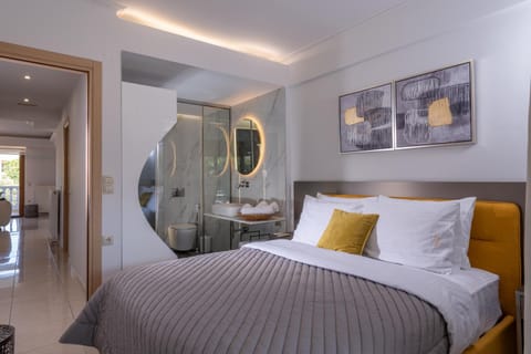 Bed, Bathroom, Photo of the whole room, Bedroom