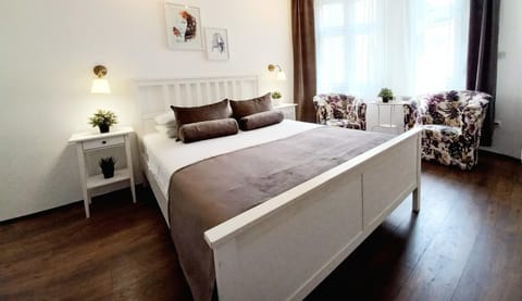 Bed, Photo of the whole room, Seating area