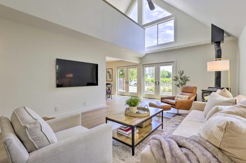 Luxe Wine Country Getaway with Vineyard Views House in Rutherford