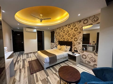 Bed, TV and multimedia, Living room, Photo of the whole room, Seating area, Bedroom