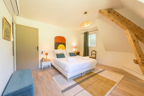 Photo of the whole room, Bedroom