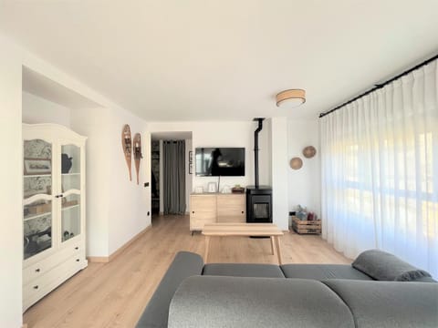 TV and multimedia, Living room, Seating area, flat iron, locker