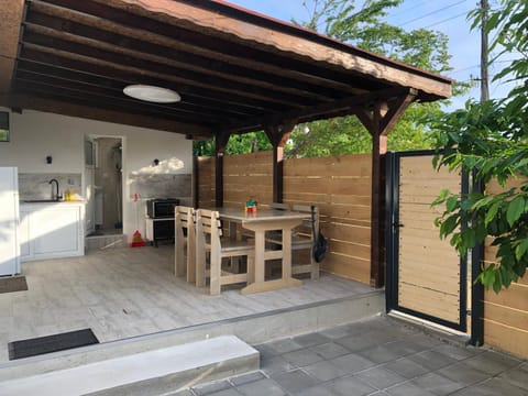 Patio, Day, Coffee/tea facilities, Balcony/Terrace, Kitchen or kitchenette, Living room, Seating area, Dining area