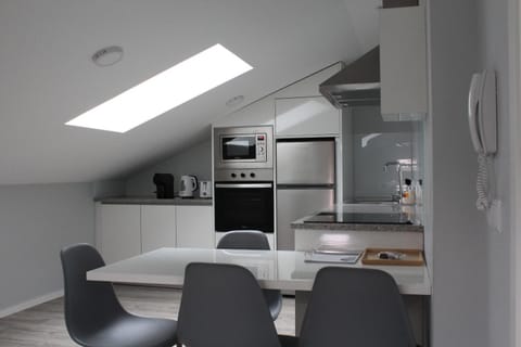 Coffee/tea facilities, Kitchen or kitchenette, Seating area, Dining area, dishwasher, microwave, oven, stove, toaster