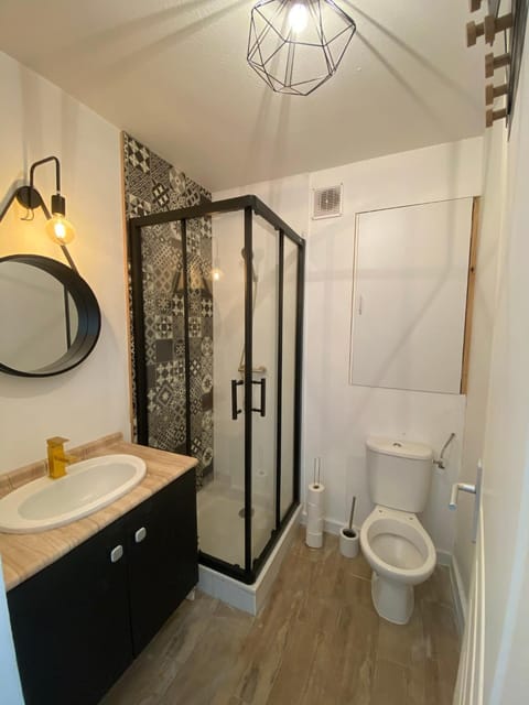 Shower, Toilet, Bathroom