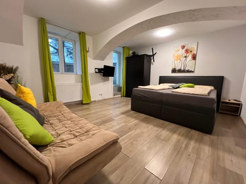 Property building, Bed, TV and multimedia, Seating area, Bedroom