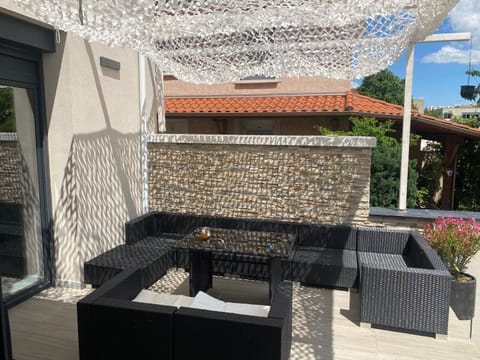 Maison lyon 8 jardin parking studio indépendant sur demande Villa in Lyon