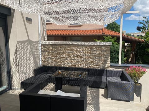 Maison lyon 8 jardin parking studio indépendant sur demande Villa in Lyon