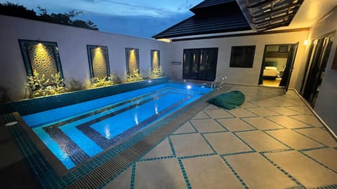 Swimming pool, Swimming pool