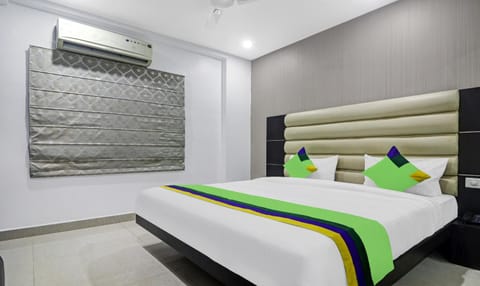 Bed, Photo of the whole room, Bedroom, air conditioner