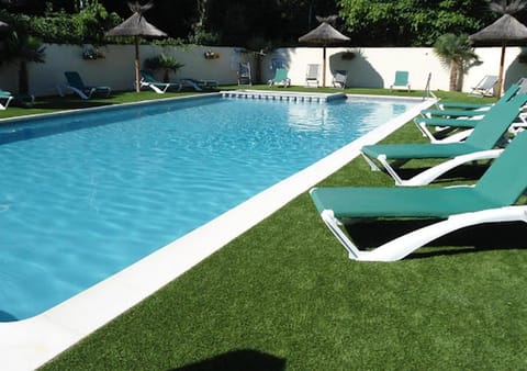 Swimming pool, sunbed