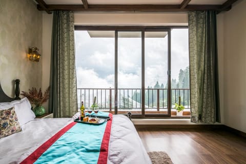 Bed, Natural landscape, View (from property/room), Balcony/Terrace, Living room, Photo of the whole room, Seating area, Bedroom, Mountain view, towels