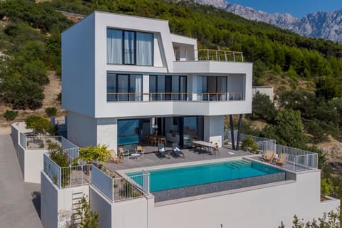 Property building, Natural landscape, Mountain view, Pool view, Swimming pool