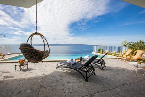 Day, Natural landscape, View (from property/room), Balcony/Terrace, Seating area, Pool view, Sea view, Swimming pool, sunbed