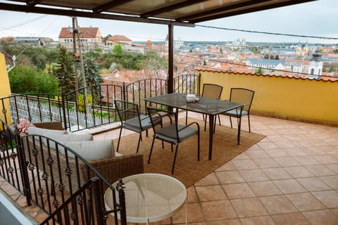 Balcony/Terrace, City view