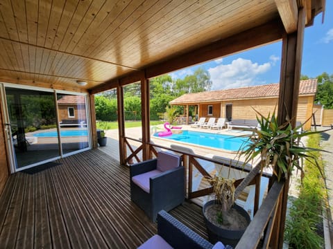 Patio, Garden view, Pool view, Swimming pool, sunbed