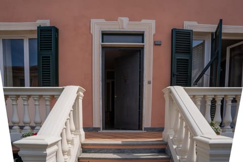 Facade/entrance