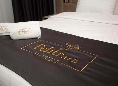 Bed, Logo/Certificate/Sign, Bedroom