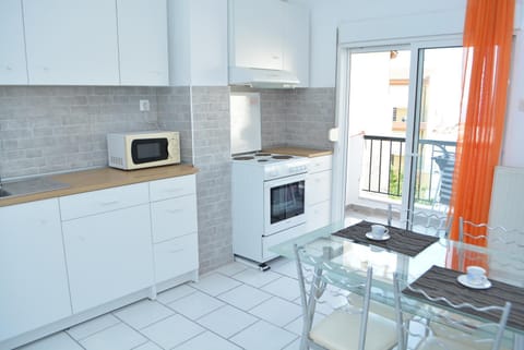 Kitchen or kitchenette, Dining area, oven, stove, toaster