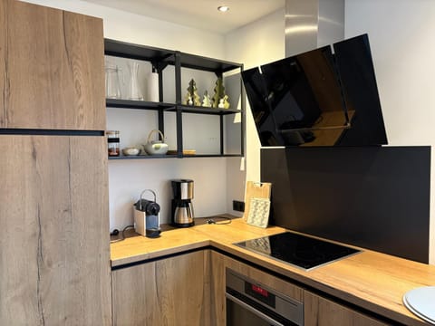 Coffee/tea facilities, Kitchen or kitchenette, oven, stove