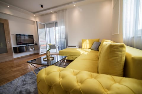 Communal lounge/ TV room, TV and multimedia, Living room