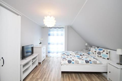 Bed, TV and multimedia, Bedroom