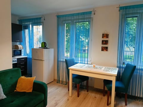 Kitchen or kitchenette, Seating area, Dining area