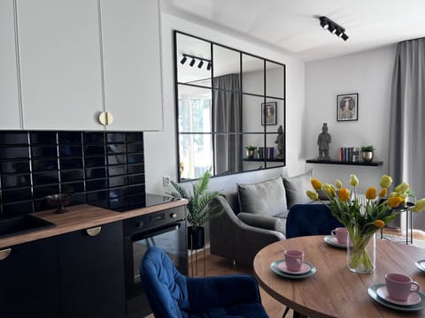 Coffee/tea facilities, Kitchen or kitchenette, Dining area, dishwasher, microwave, oven, stove