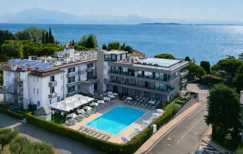Property building, Lake view, Pool view, Location