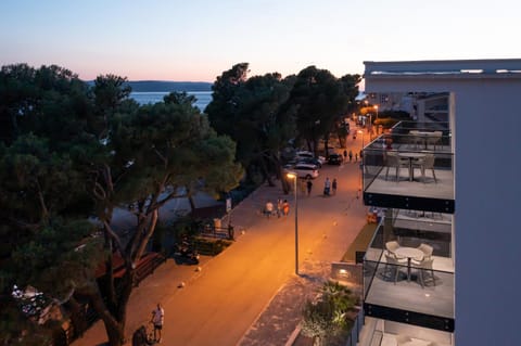 Neighbourhood, Location