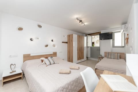 Bed, TV and multimedia, Photo of the whole room, Bedroom, towels