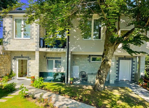 Property building, Spring, Day, Garden, Garden view