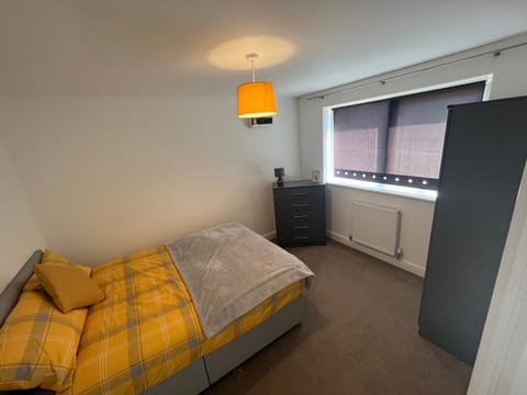 SUPER 4 Bedroom 9 Person 3 Bathroom MEGA HOUSE Apartment in Hull