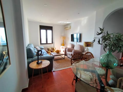 TV and multimedia, View (from property/room), Living room, Lounge or bar, Dining area, Sea view, locker, air conditioner