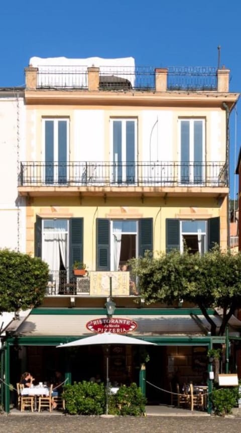 Property building, Restaurant/places to eat
