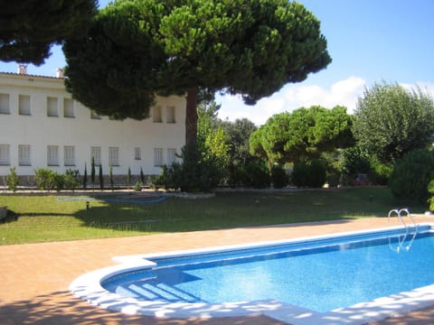 Facade/entrance, Swimming pool